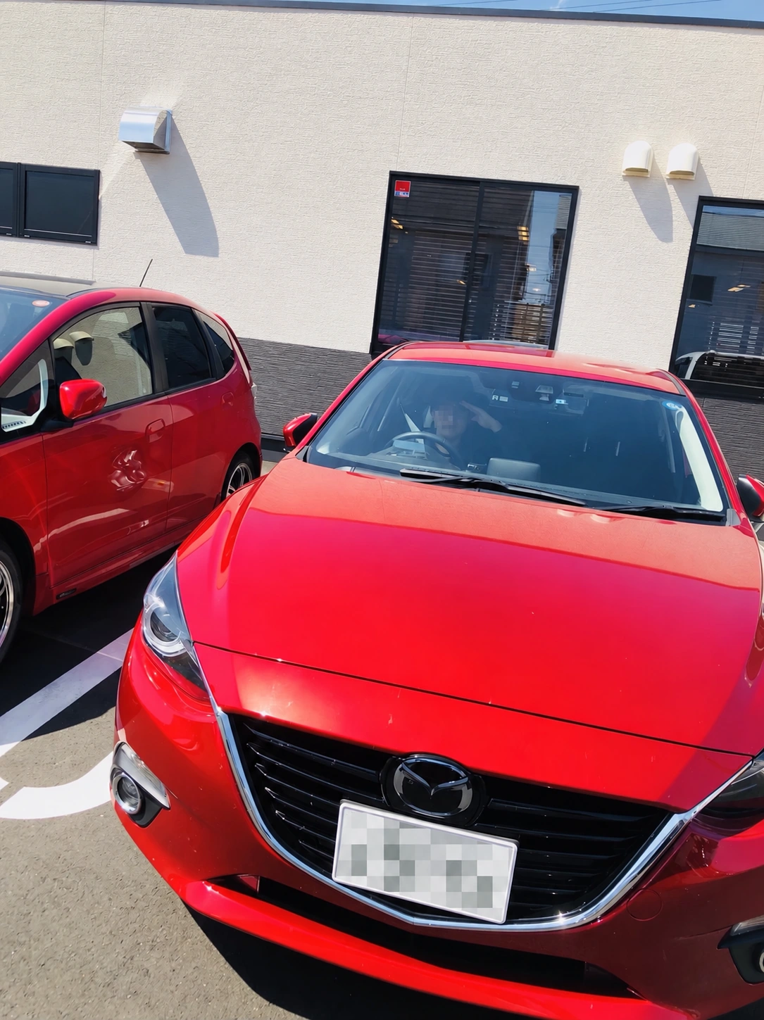 当時購入した赤い車。ナンバーと顔は加工済み