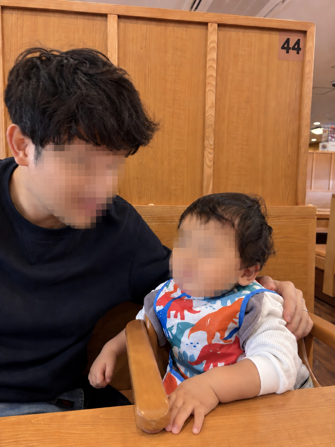 食事中のしばおと子ども。2人の顔は加工済み